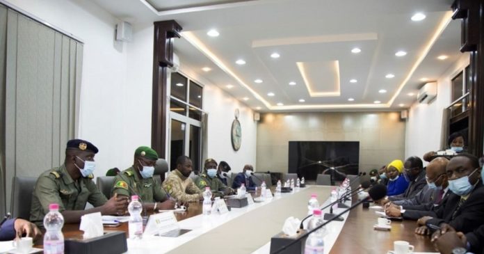 Mali : accord sur une transition de 18 mois, mais le M5-RFP dénonce un charcutage