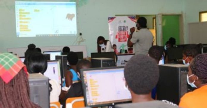 Programmation informatique, des jeunes filles se forment au coding et à la robotique