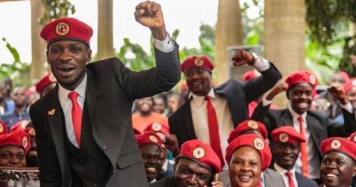Présidentielle en Ouganda : arrestation de Bobi Wine juste après sa candidature