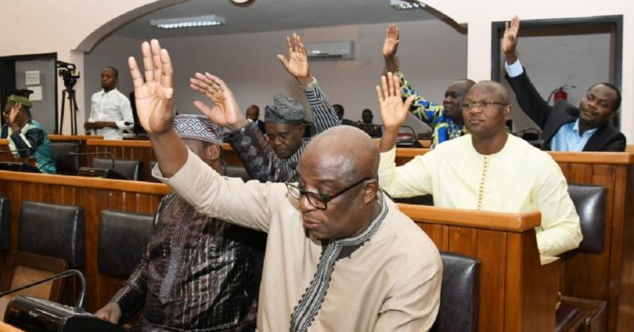 Les bénéficiaires de bourses obligés à servir l'Etat