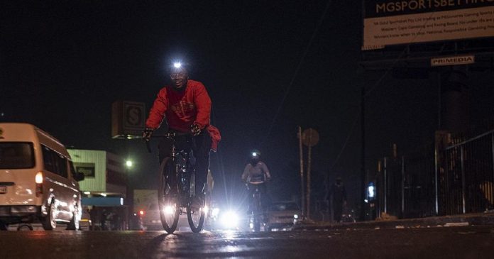 Afrique du Sud , le collectif « bandits à vélo » reprend les rues