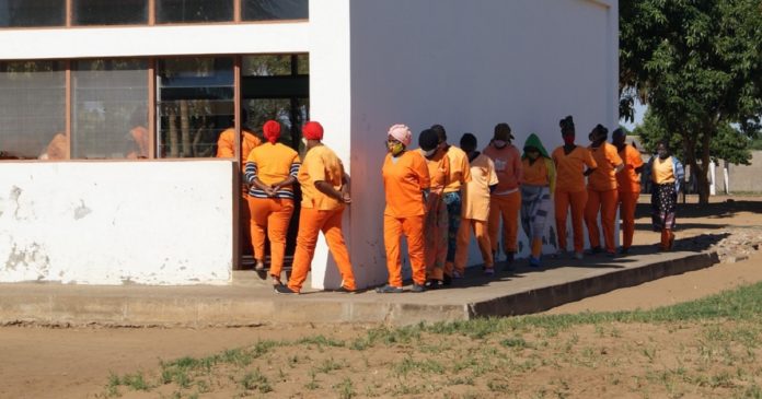 Prostitution des détenues au Mozambique , les prisonnières contraintes par les gardiens