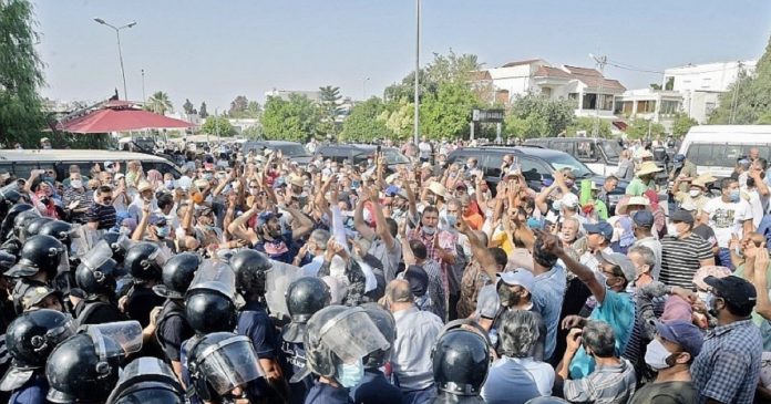 Crise politique en Tunisie , des inquiétudes face à la situation
