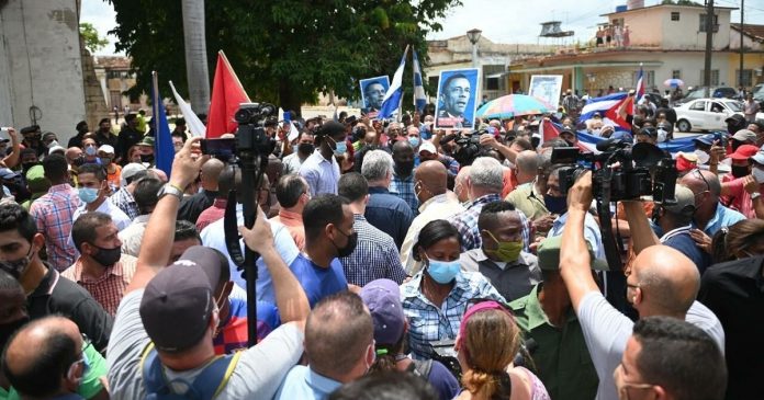 Manifestations à Cuba , bravant les interdictions, les populations portent une forte réclamation Manifestations à Cuba , bravant les interdictions, les populations portent une forte réclamation