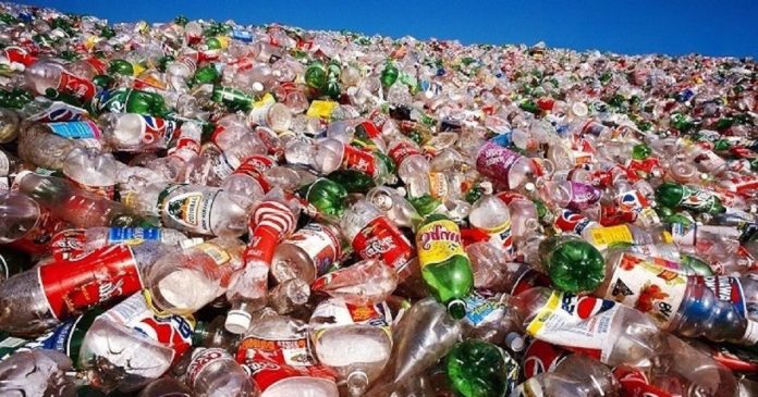 Environnement : Coca-Cola, l’éternel champion de la pollution plastique au monde Environnement : Coca-Cola, l’éternel champion de la pollution plastique au monde