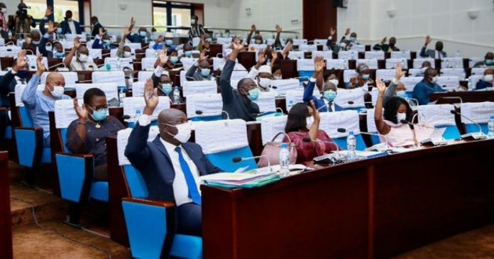 Gestion efficace des finances publiques au Togo : les députés adoptent deux projets de lois