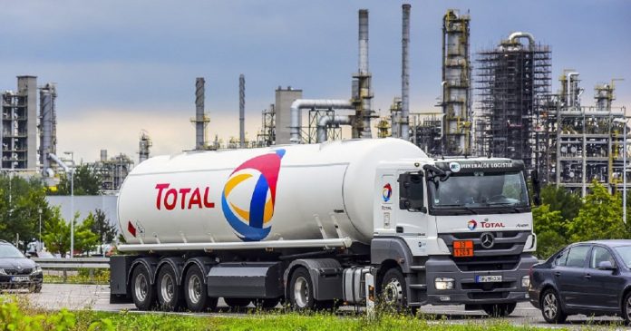 Ouganda : dénonciation du soutien de la France aux projets de Total