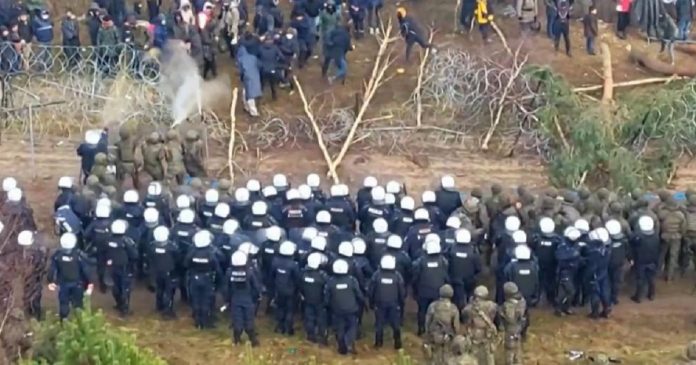 Frontière Pologne-Biélorussie : les migrants pris au jeu des européens