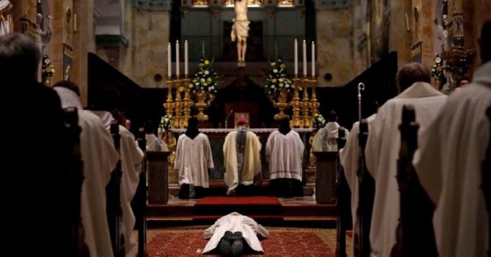 Pédophilie dans l'église : vendre les biens pour indemniser les victimes en France