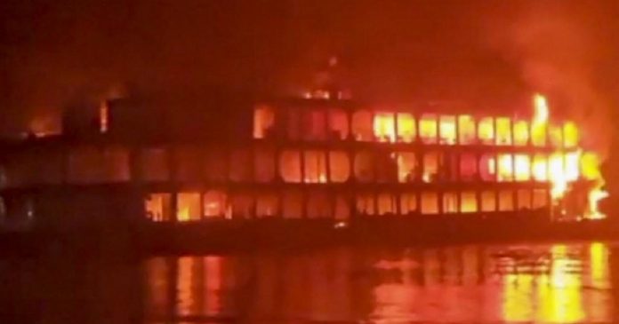 Bangladesh , au moins 37 morts dans un incendie de ferry sur une rivière Bangladesh : au moins 37 morts dans un incendie de ferry sur une rivière