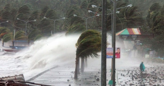 Philippines : le super-typhon Rai provoque la fuite des populations