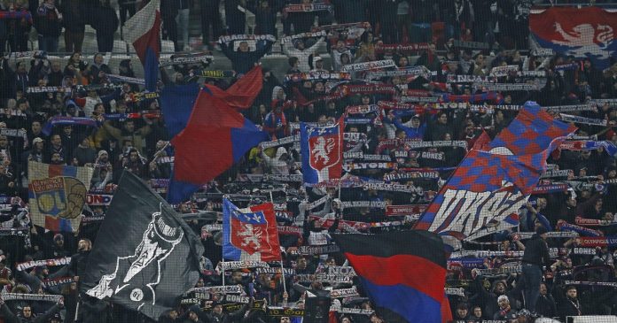 Football le club français, Olympique Lyonnais, condamne un message de ses supporters