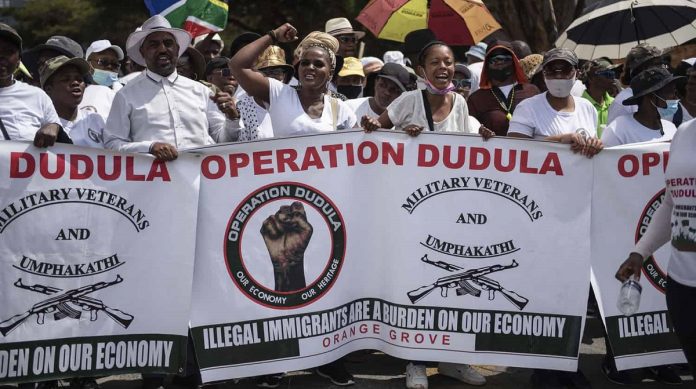 Opération Dudula : contrairement à son parti, le président sud-africain condamne la chasse aux étrangers