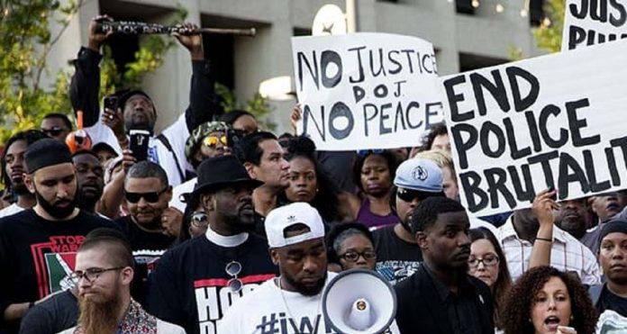 Etats-Unis , manifestations après la vidéo d'un homme noir criblé de balles par la police Etats-Unis : manifestations après la mort d’un homme noir touché par 60 balles de la police