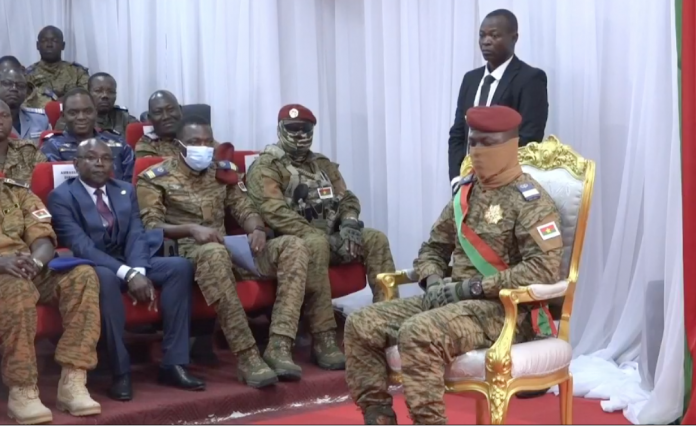 Investiture au Burkina: «nous avons une armée en face», prévient le capitaine Ibrahim Traore