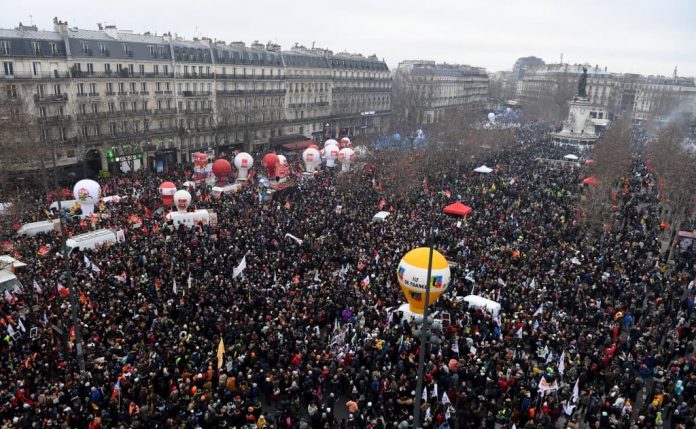 France: après la réussite des manifestations, gouvernement et travailleurs affûtent de nouvelles armes