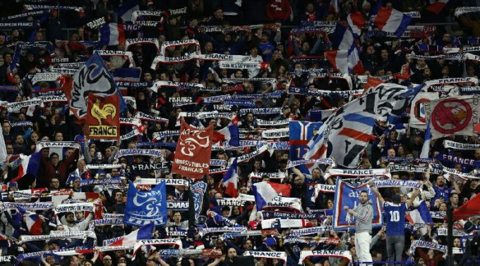 « Macron démission »: la fronde sociale s’invite au stade de France
