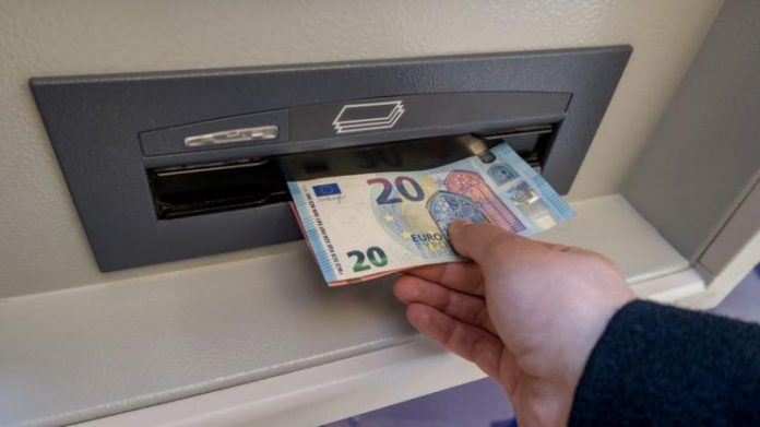 Irlande - une banque s’excuse après avoir distribué de l’argent gratuit à ses clients