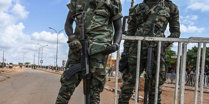 Ambassade de France au Niger - découverte de tenues militaires lors d'une fouille