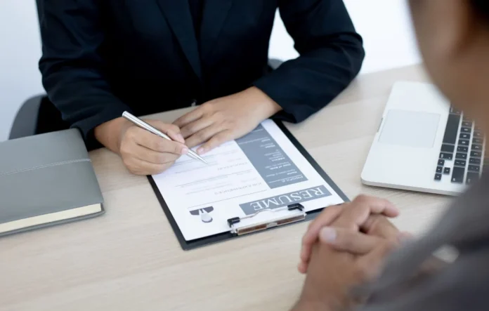 discriminations à l'embauche Détecter les discriminations à lembauche : le gouvernement français envoie 4.000 CV tests