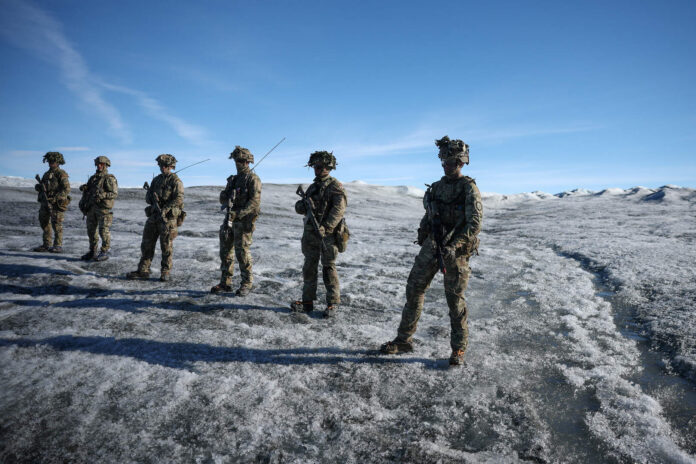 Groenland sous tension : militaires européens déployés, Washington persiste, Moscou s’inquiète
