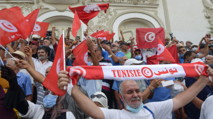 Tunisie : la société civile manifeste contre le racisme et la répression