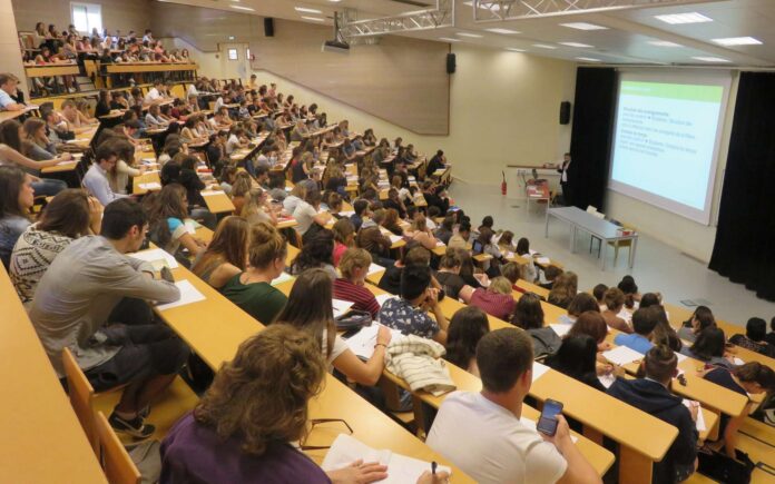 Universités françaises : la hausse des frais d’études pour les étudiants non européens fait polémique