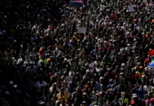Afrique du Sud : des milliers de manifestants dans les rues pour exiger l’expulsion des sans-papiers Afrique du Sud : des milliers de manifestants dans les rues pour exiger l'expulsion des sans-papiers