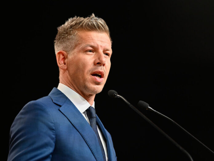 Hongrie : le président refuse de démissionner, Péter Magyar menace de le destituer