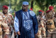 « Mettre fin à la dictature » : l’armée guinéenne rejette l’appel de l’opposition et réaffirme son soutien au président « Mettre fin à la "dictature" : l'armée guinéenne rejette l'appel de l'opposition et réaffirme son soutien à Mamadi Doumbouya »